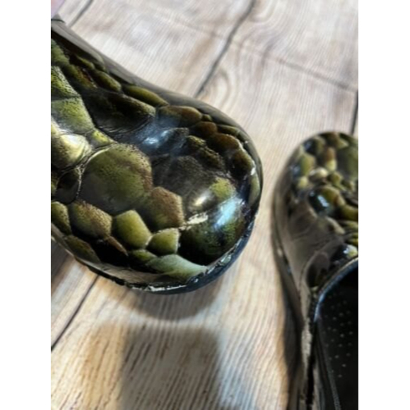 Dansko 39 Emerald Green Snake Scale Pattern Nursing Clogs Womens Shoe Size 8.5 - Picture 10 of 11